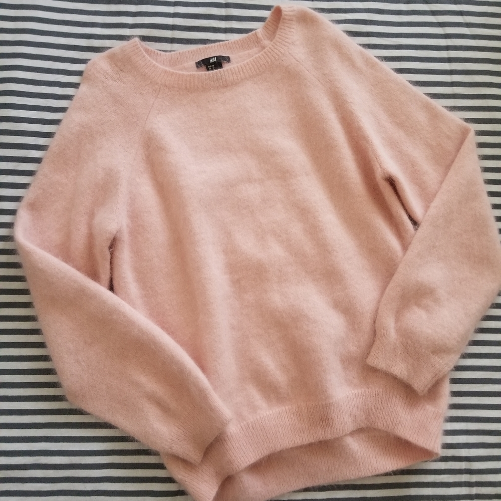H&M light pink sweater